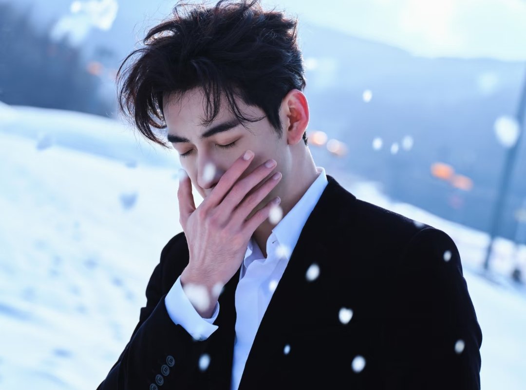 陈星旭分享的一组雪地西装图片～“新体验+1，雪地里穿西装❄️高温预警，快热化了?