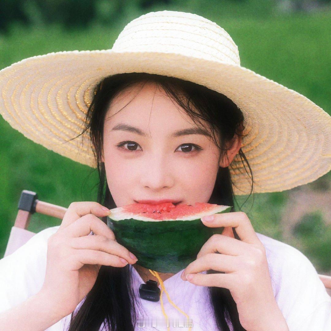 陈丽君超话新头像好清新好甜君君太美了，带着草帽吃西瓜都这么迷人[奶牛猫] ​​​
