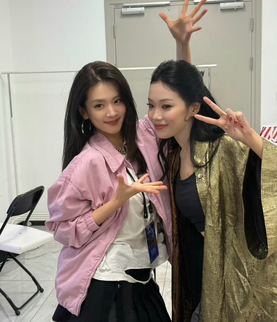 陈昊宇万妮达在干什么别人都是高冷时尚范，就她俩自带搞笑属性，一见面氛围瞬间变得软