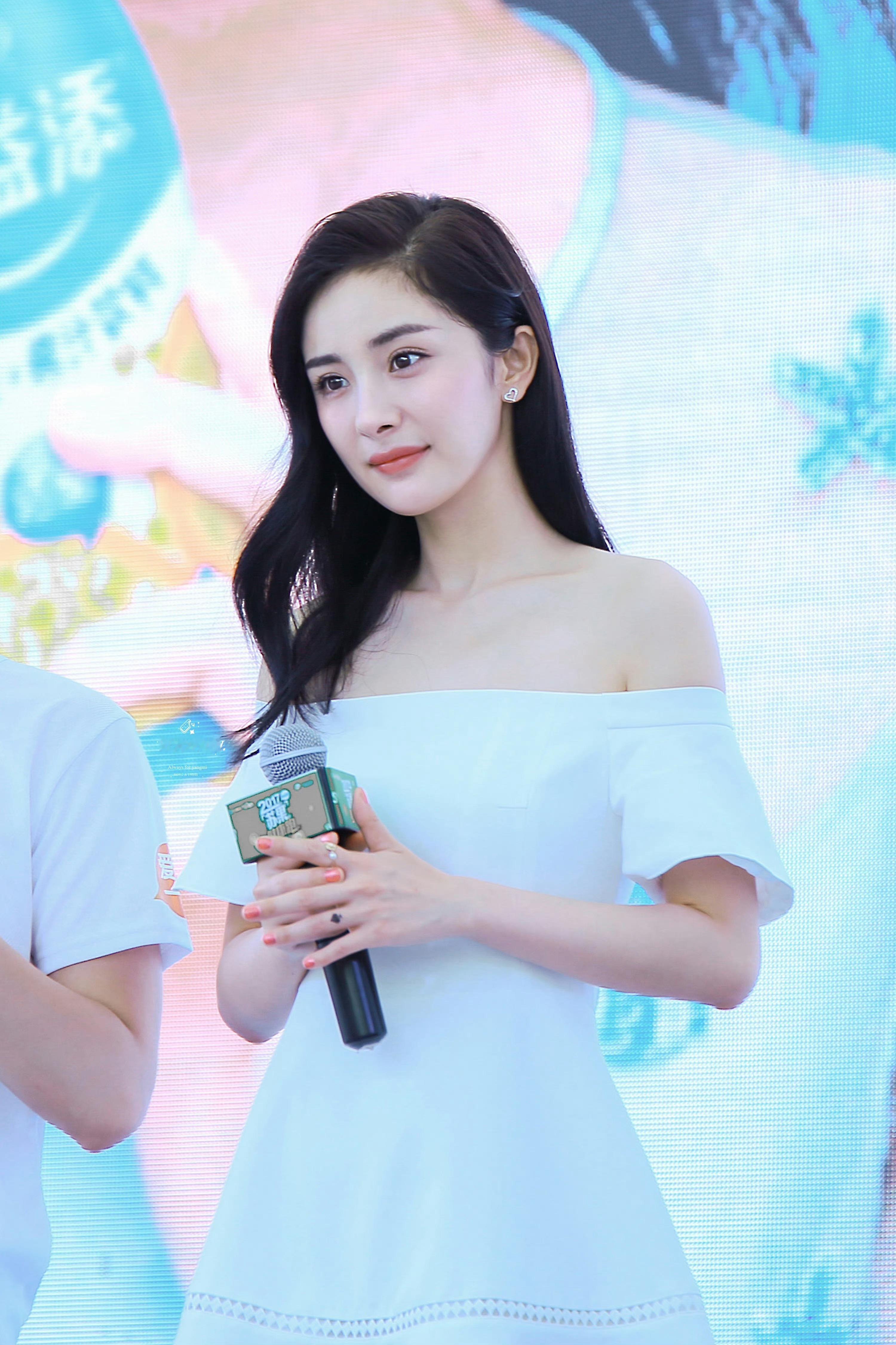 杨幂，淡蓝优雅穿搭活动组图 ​​​