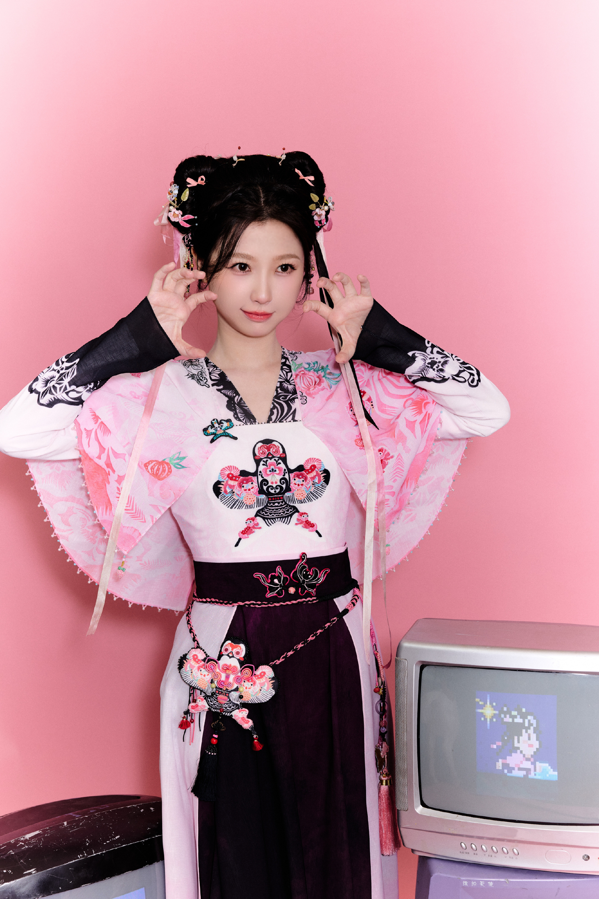 #虞书欣拍刘亦菲#[嘻嘻]哈哈，原来我们欣欣也喜欢看美女呀！这不能怪欣欣，是神仙