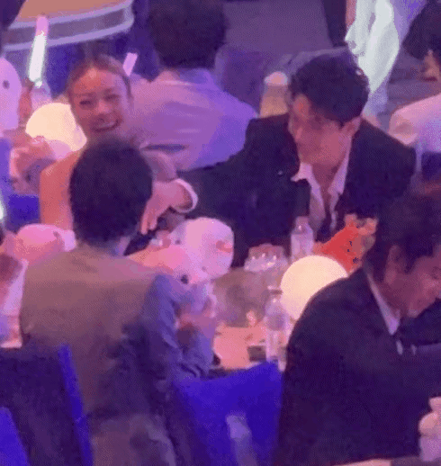 肖战现在应该算是内娱顶流中的顶流吧，走到哪里都是众人的焦点，光彩夺目，真的是超受