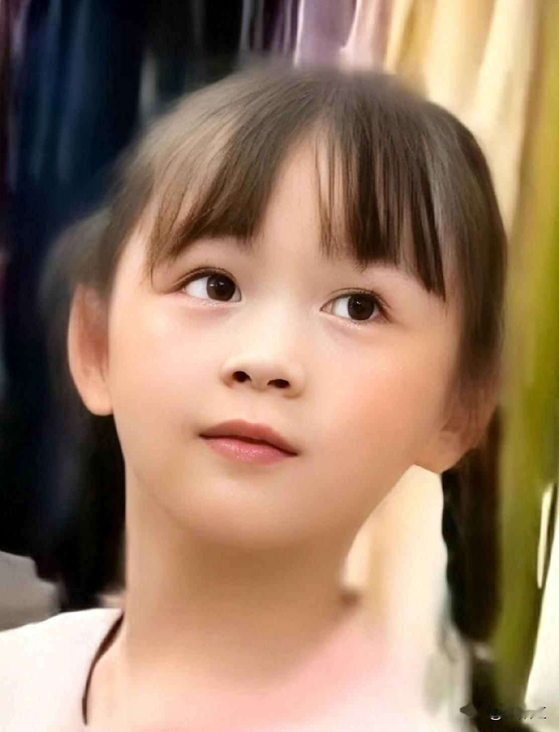 我国女排名将惠若琪，她的宝贝小棉袄长的比她还漂亮，真是有其母必有其子，青出于蓝而
