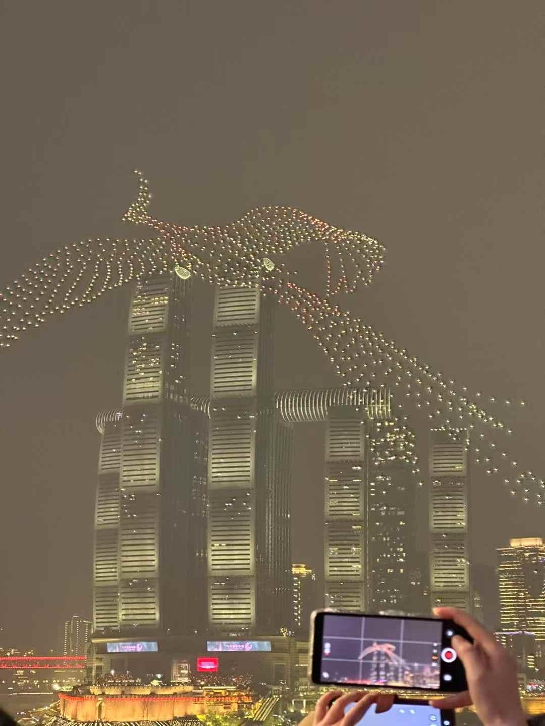 重庆的无人机灯光秀确实好看，已经和洪崖洞、解放碑一样，成了重庆的旅游名片，没有看