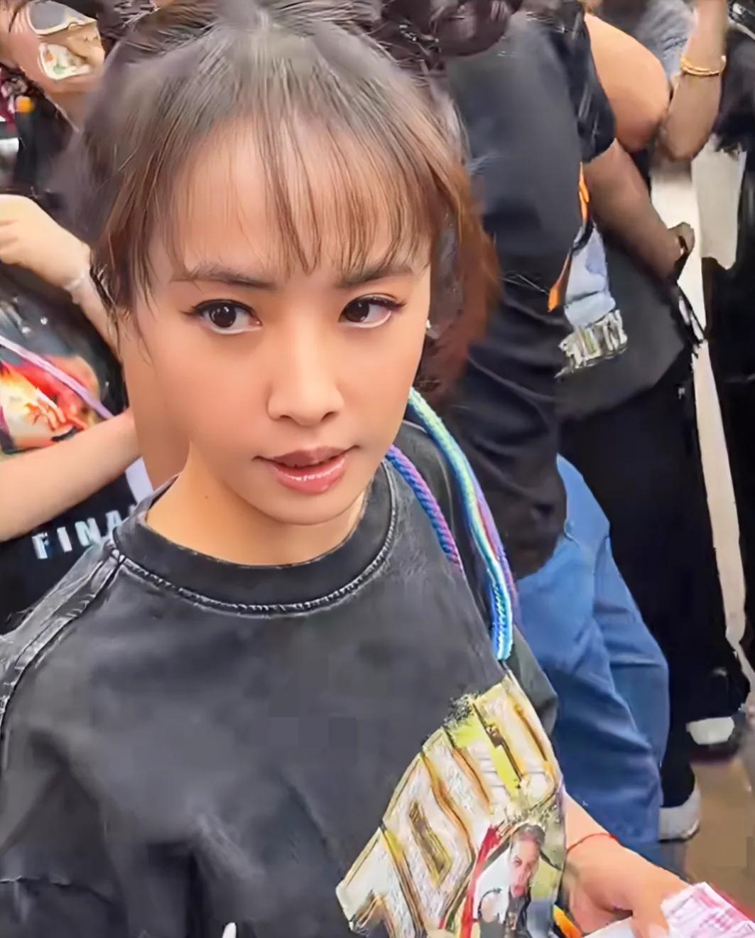 她是我唯一一个30+却真正有少女感的明星（我眼中的），眼睛亮亮的，身体也轻盈，没