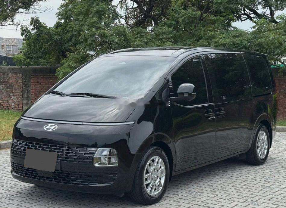 现代MPV，这玩意叫面包车是不是更贴切啊？？？这是2022年在台湾省上的牌，跑了