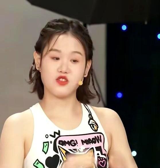 看着直播间人数掉得像泄了气的皮球。
弹幕里“人设崩塌”三个字像刀子。
这时候红婵