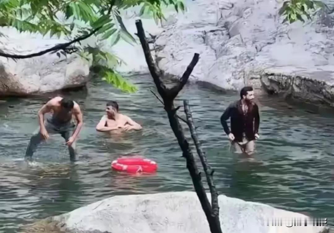 三名印度游客在庐山石门涧景区的爱池洗澡。
11月14日，石门涧景区管理处就印度游