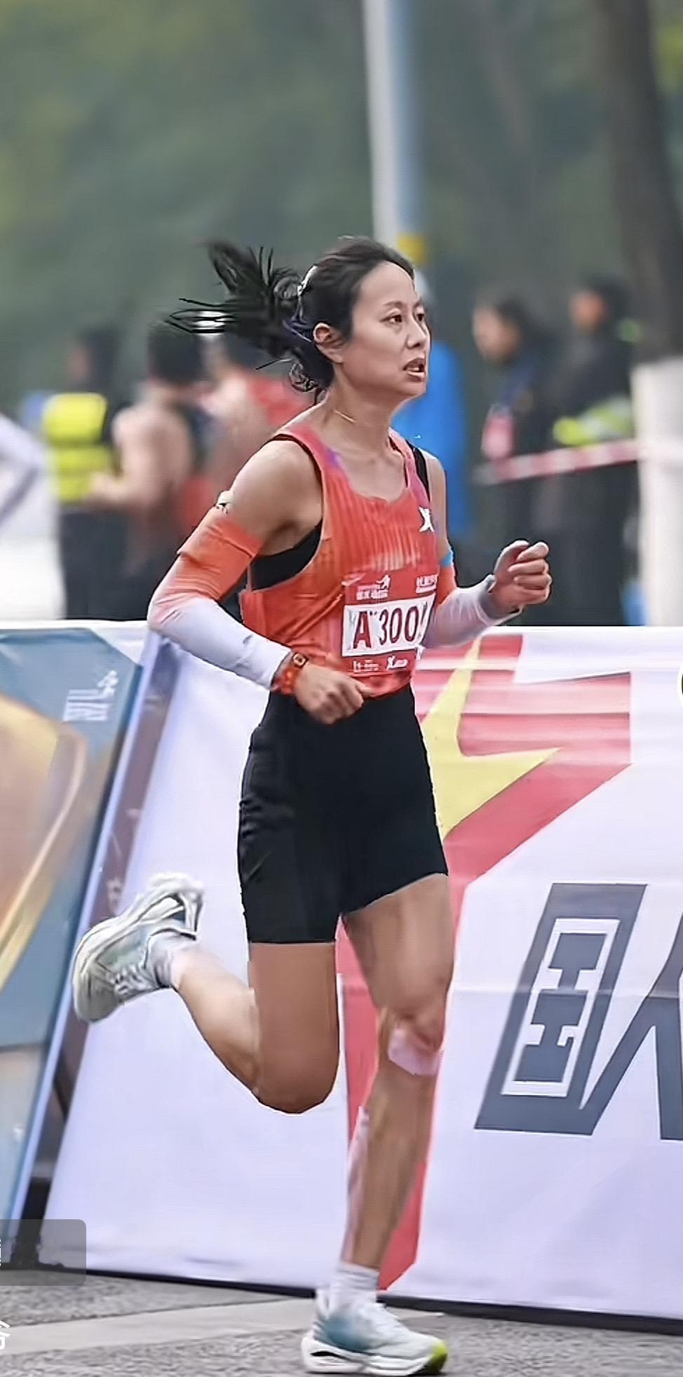 重庆马拉松第一名朱卿