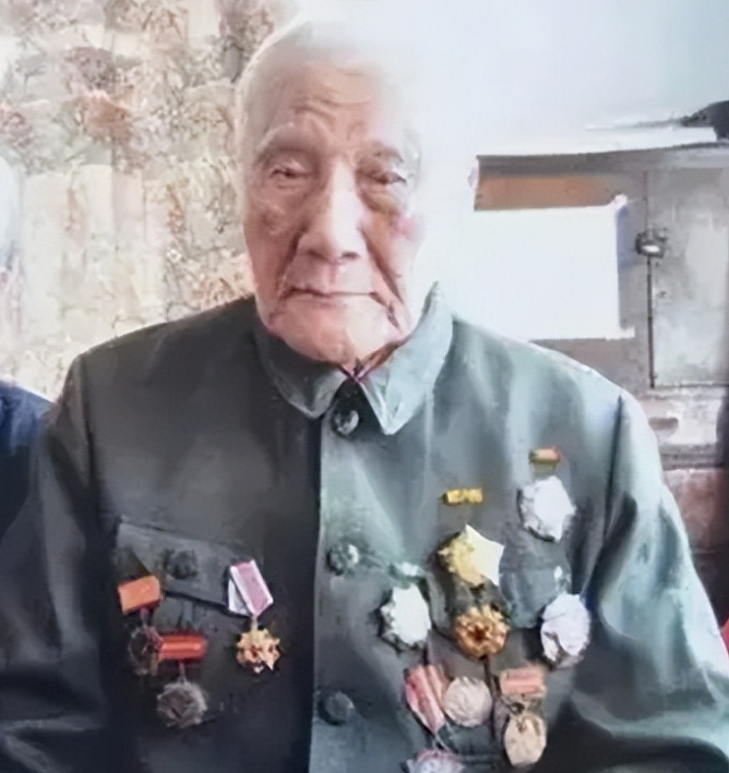1945年8月底，重庆九龙坡机场人头攒动，万众瞩目。毛泽东同志缓步走下飞机舷梯，