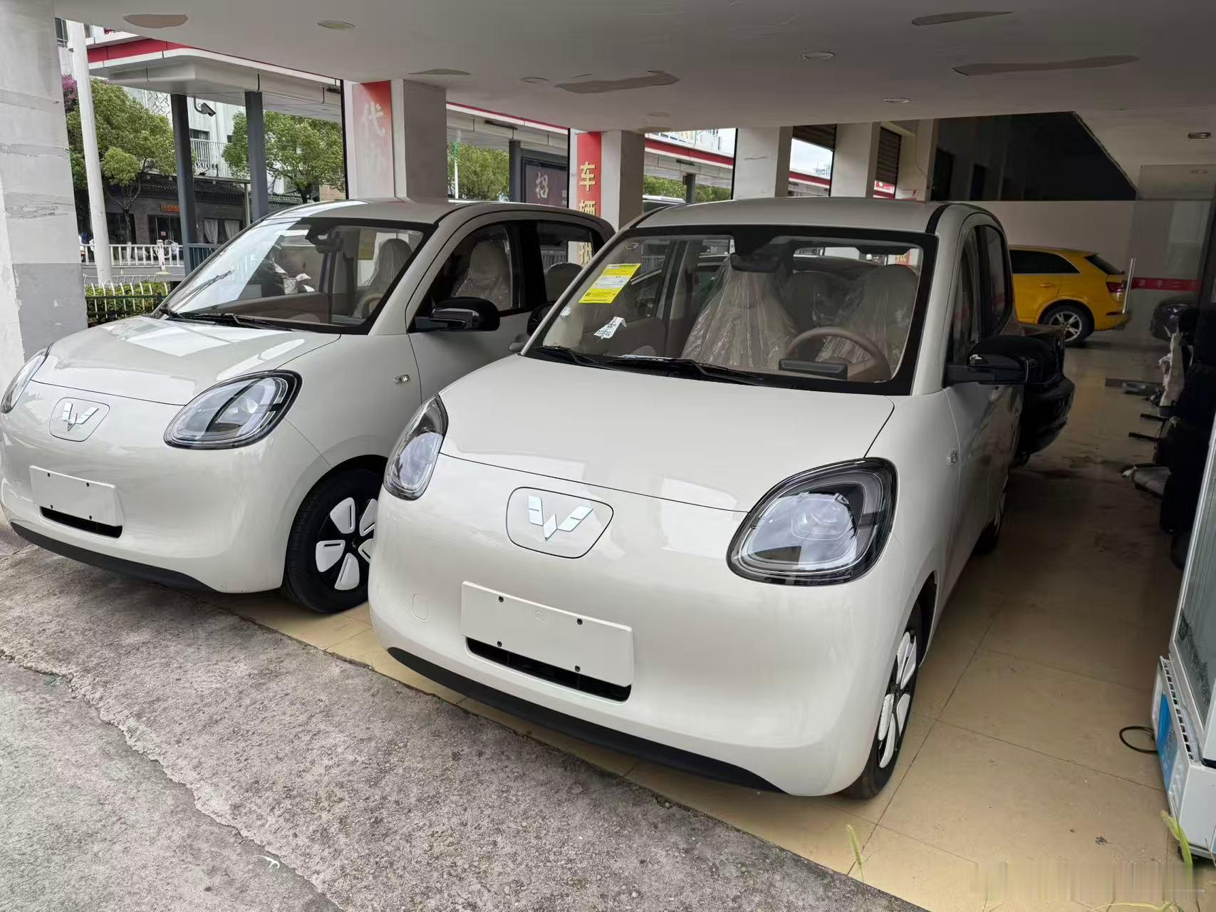 现货新车到店几台五菱mini，4门版本 10月出厂，205续航，支持快充，全新车