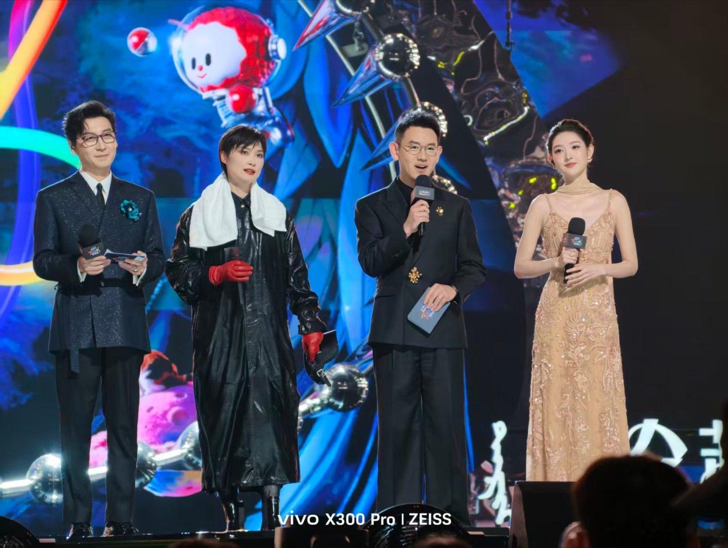 任嘉伦这身装扮好酷啊，刘宇宁更是一如既往的帅气！还得是vivo X300 Pro