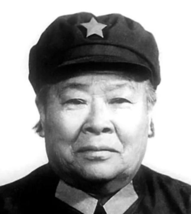 1937 年周子昆与何子友举办婚礼，到场祝贺的许世友打量新娘何子友，转头就跟周子