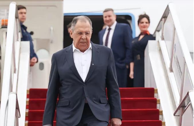 拉夫罗夫抵达北京，机场一位女工作人员意外抢镜，这背后藏着什么信号？

2026年