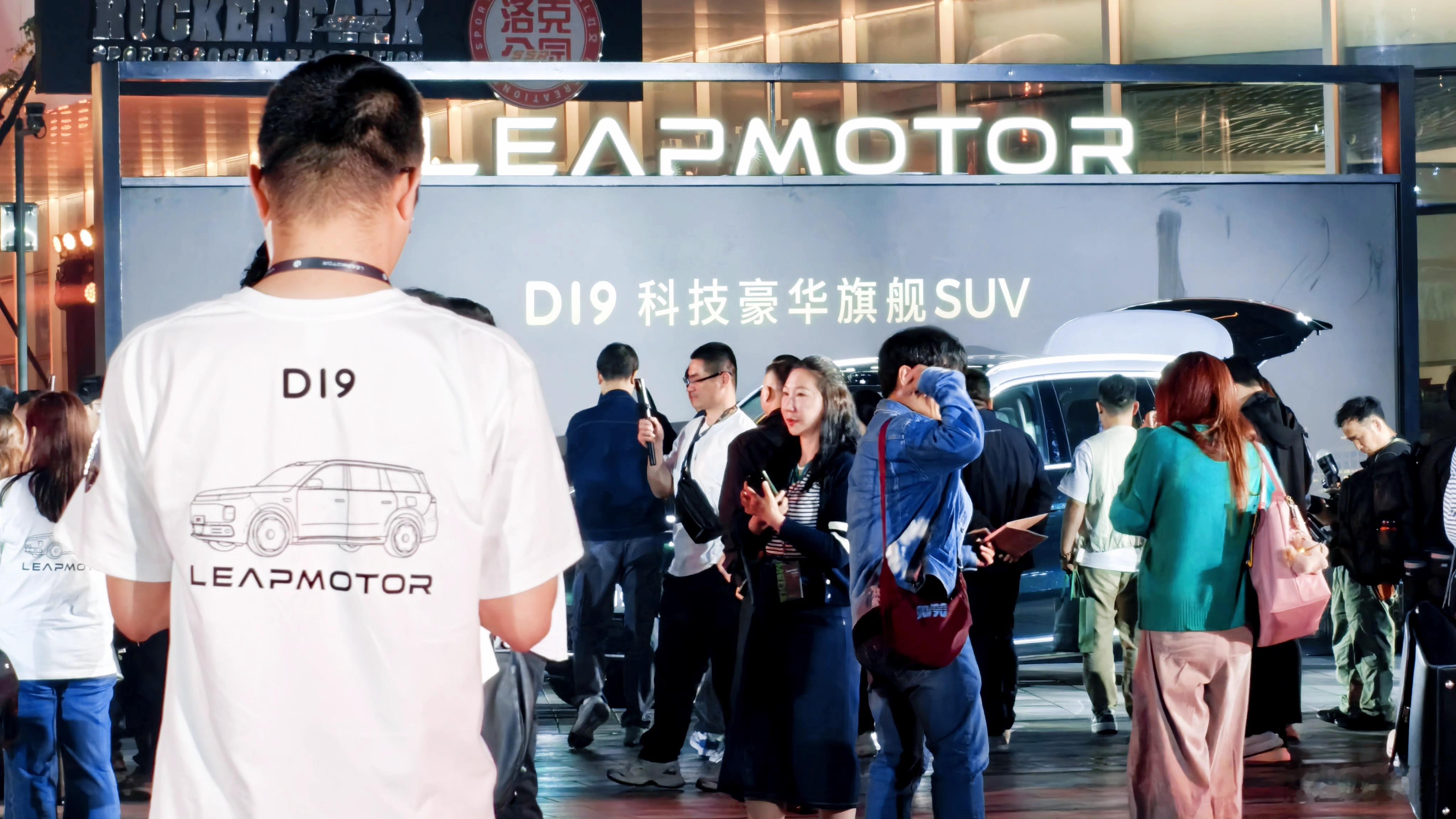 零跑D19，大六座，又一款9系电车旗舰SUV，21.98万起。（第一张图是我自己