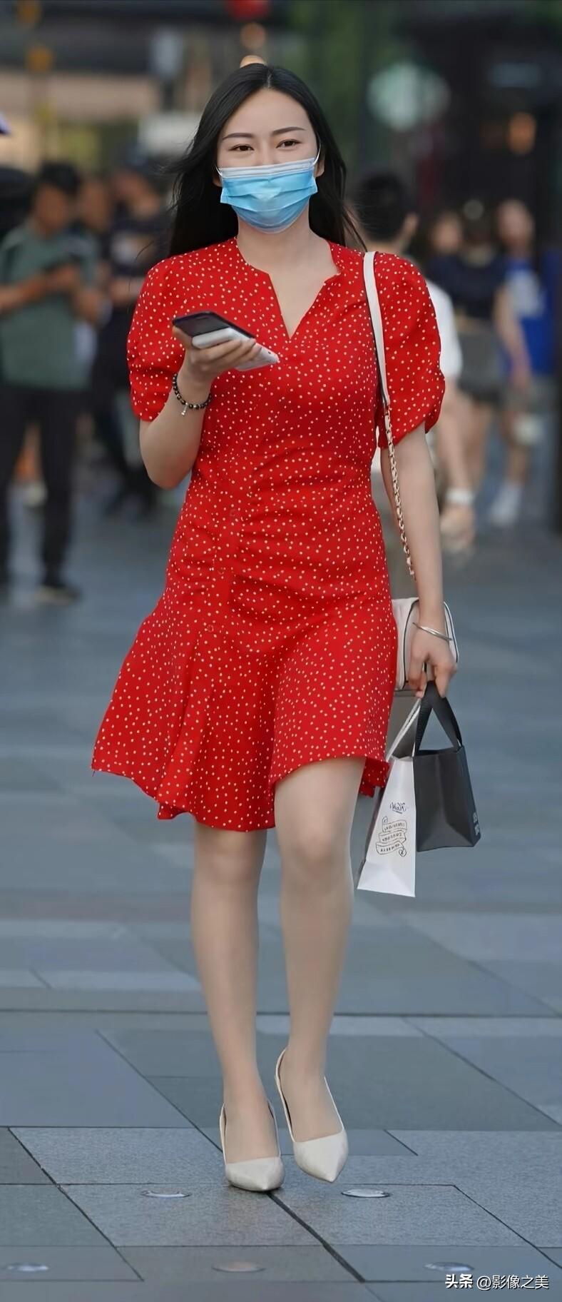 红色波点连衣裙复古又元气，泡泡袖设计温柔减龄，搭配白色尖头高跟鞋，漫步街头氛围感