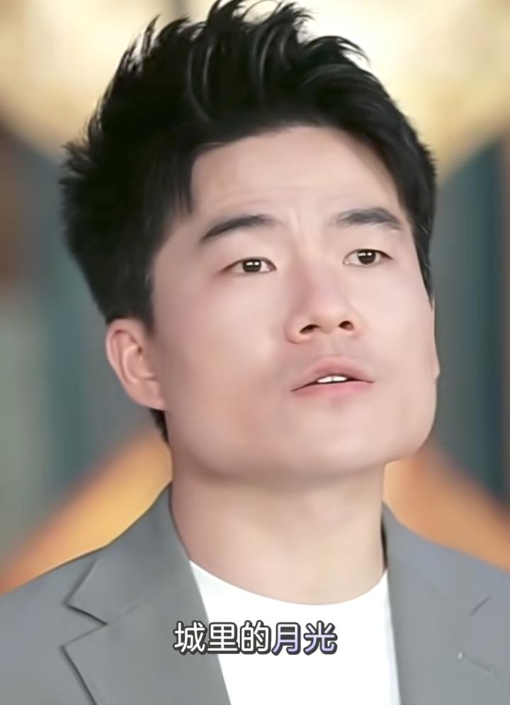说真的，感觉董宇辉中秋这天唱的《城里的月光》和偶像周杰伦唱的简直不相上下，甚至更