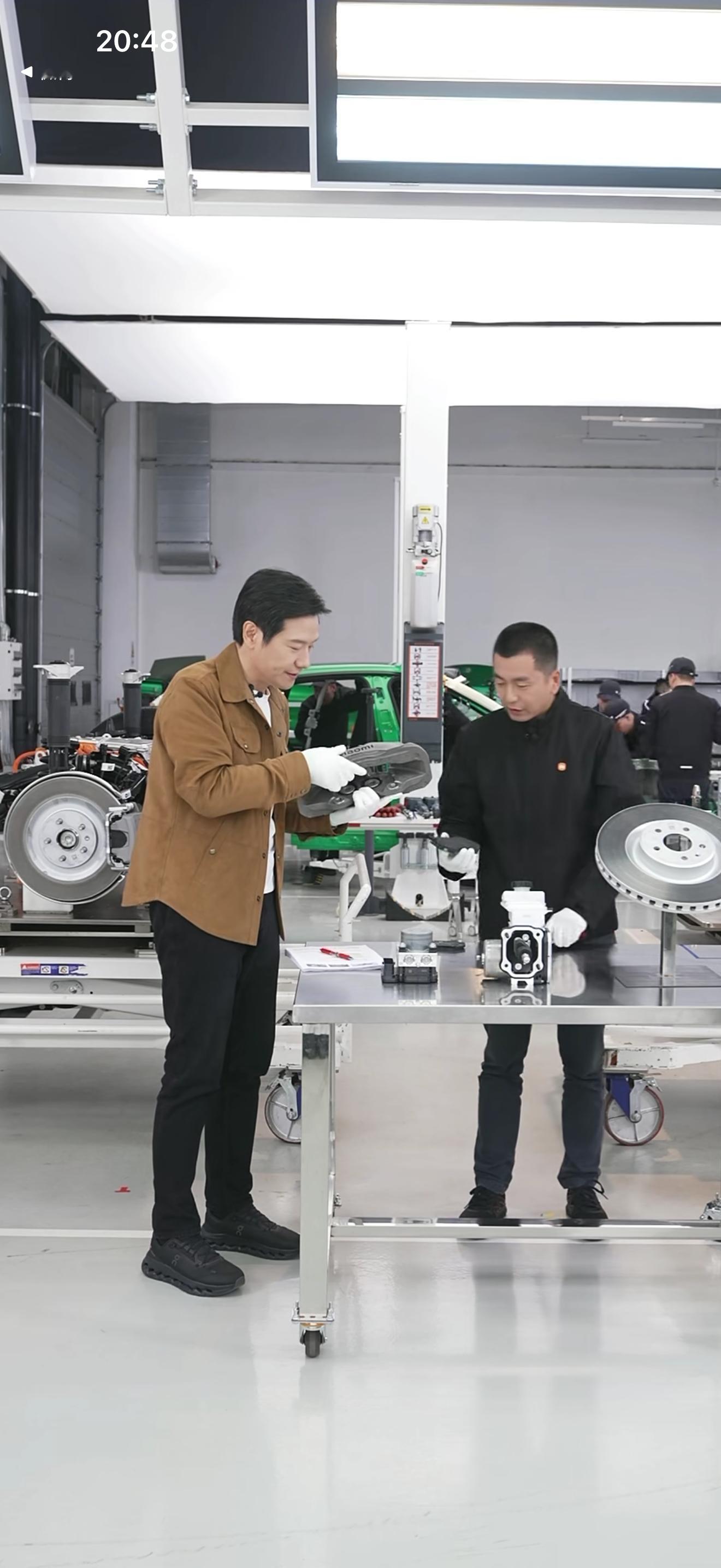 雷总直播拆车太实在了、简直就是大型科普现场、学到不少东西、材料的优缺点都给你讲了