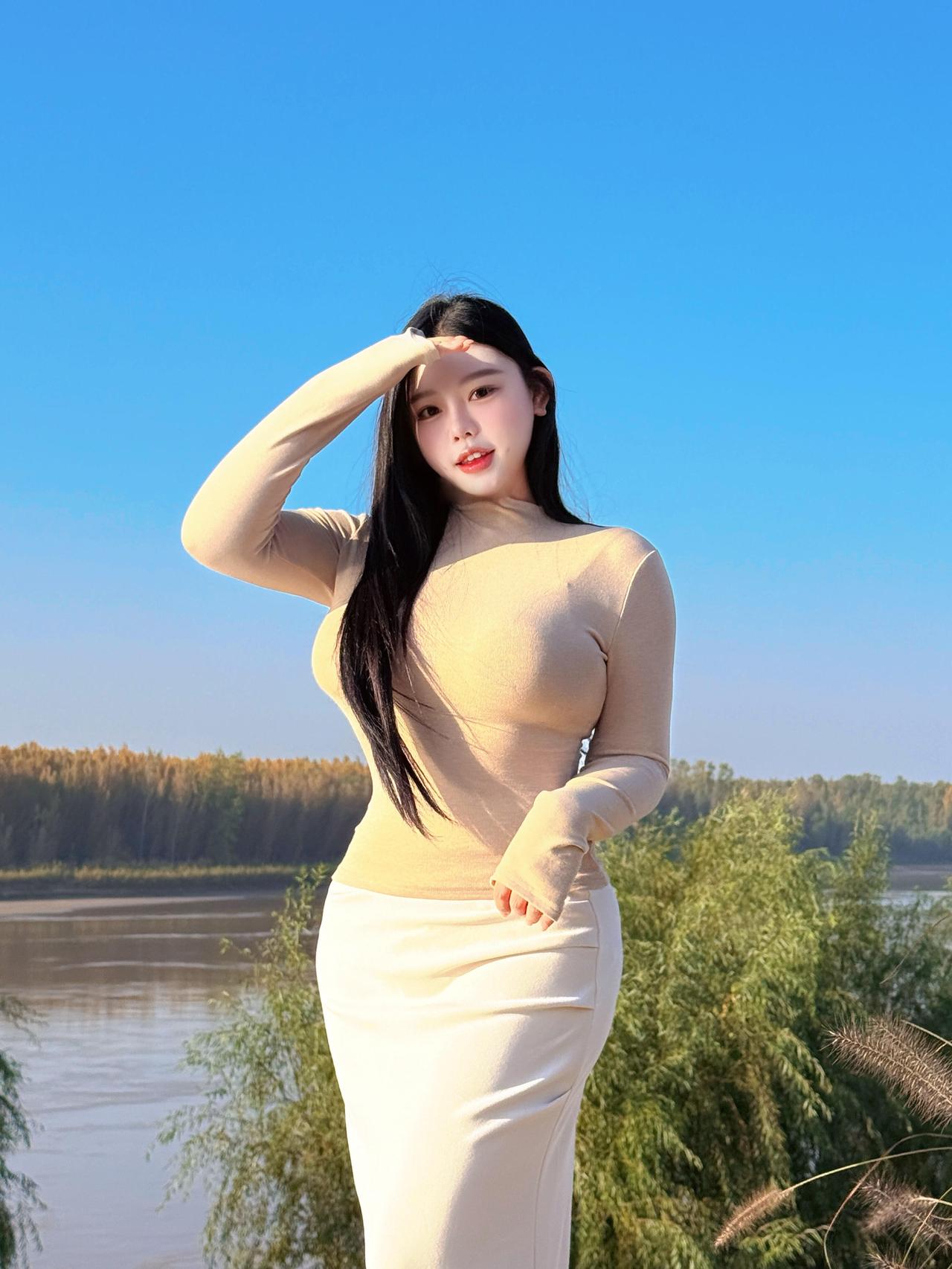 感受微微凉风拂面的秋意赏味秋意 湖畔轻熟照 晨风微凉心动 氛围感 微胖 肉肉的 