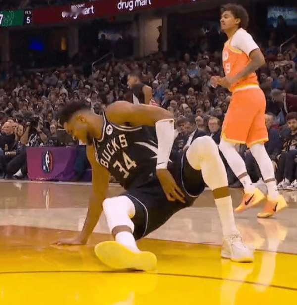 上赛季利拉德还能减负，这赛季纯纯一个人拖着球队，加上他这种打法，伤病是迟早的事。