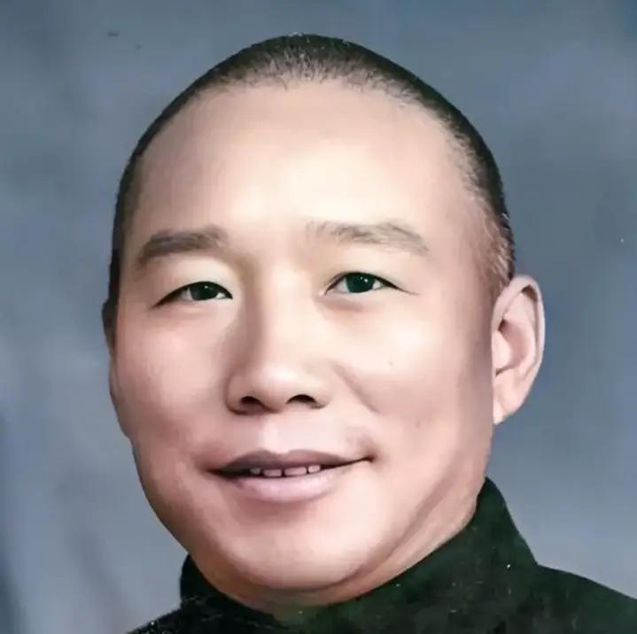1948年，国军一个伙夫跟大部队走散了，被解放军拦下。战士们看他年纪大，不忍心为