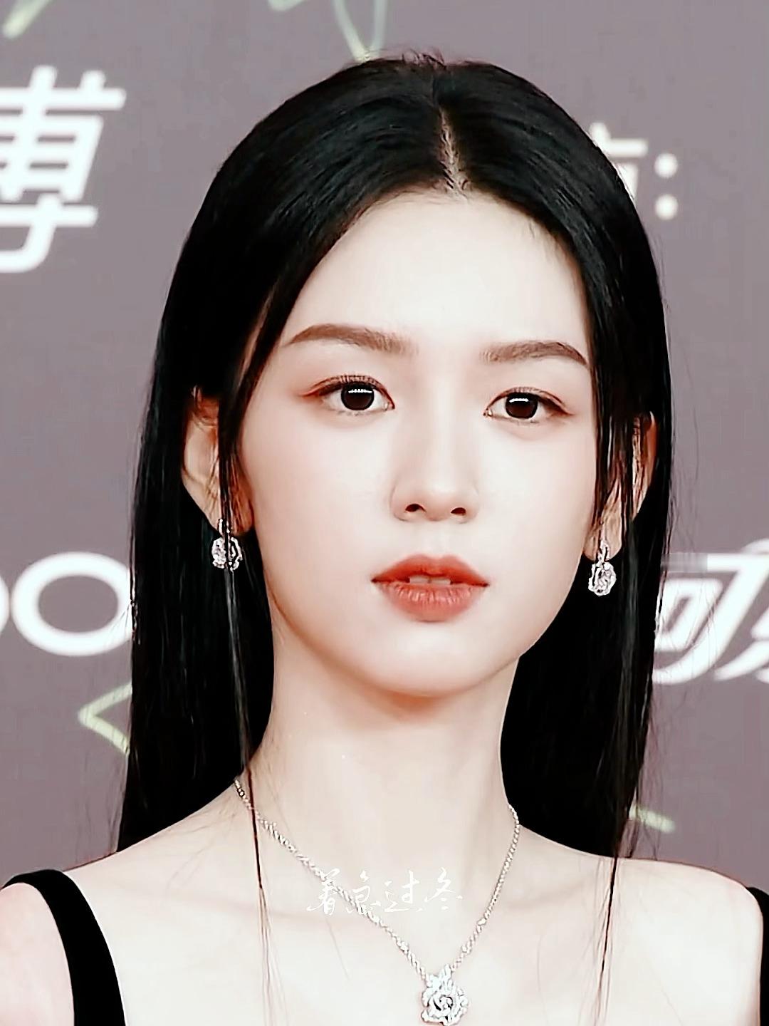 谁来懂一下周也这两个怼脸镜头  ​​​