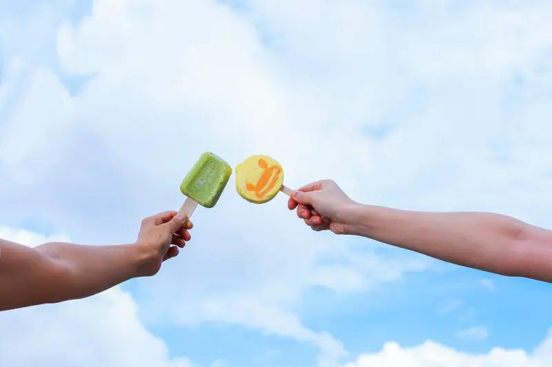 真是让我大吃一惊！
今天我已经吃了6根雪糕，这是第七根。
今天我去广场上散步，听