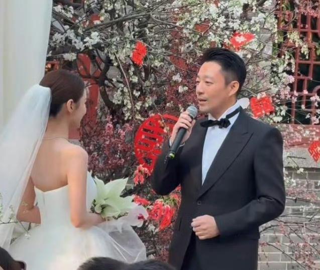 为什么一定要办婚礼呢？两个人都是已经结过婚的人了，而且所有人也知道他们登记注册了