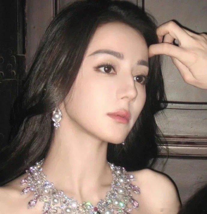 🍉🥝精品短剧《虽然不能同时拥有一切》主演迪丽热巴，女主一人饰演两角，这题材还