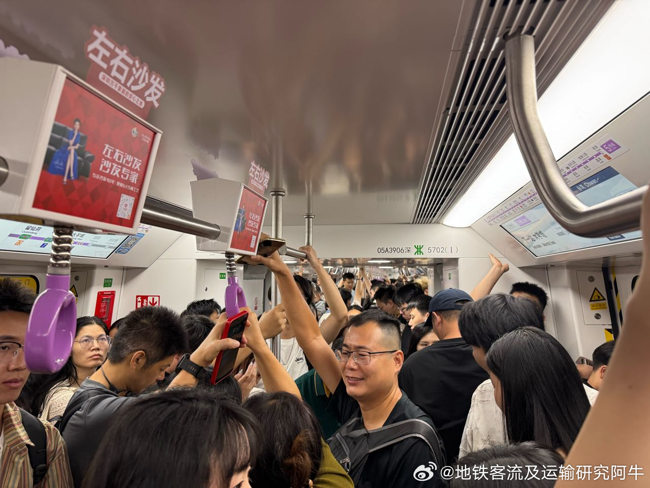 深圳地铁网友：2026年10月25日（周日，晴）深圳地铁晚间客流画面投稿。图片为