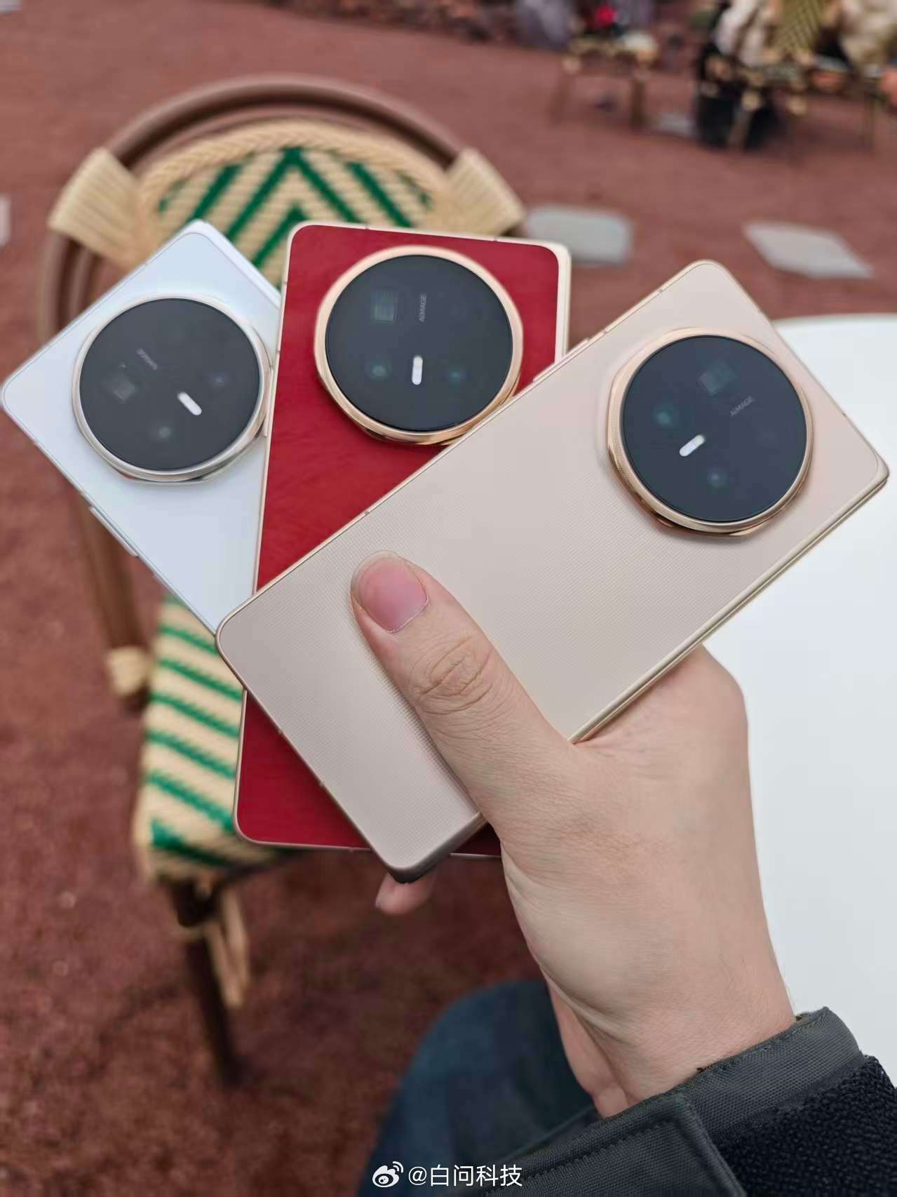 荣耀Magic V6真机上手三个颜色 白 红 金大家喜欢哪个？新机来了