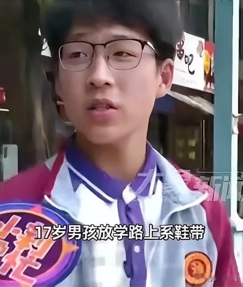 5 月 5 日，河南平顶山，17 岁中学生放学途中系鞋带时，竟意外在路边捡到 3