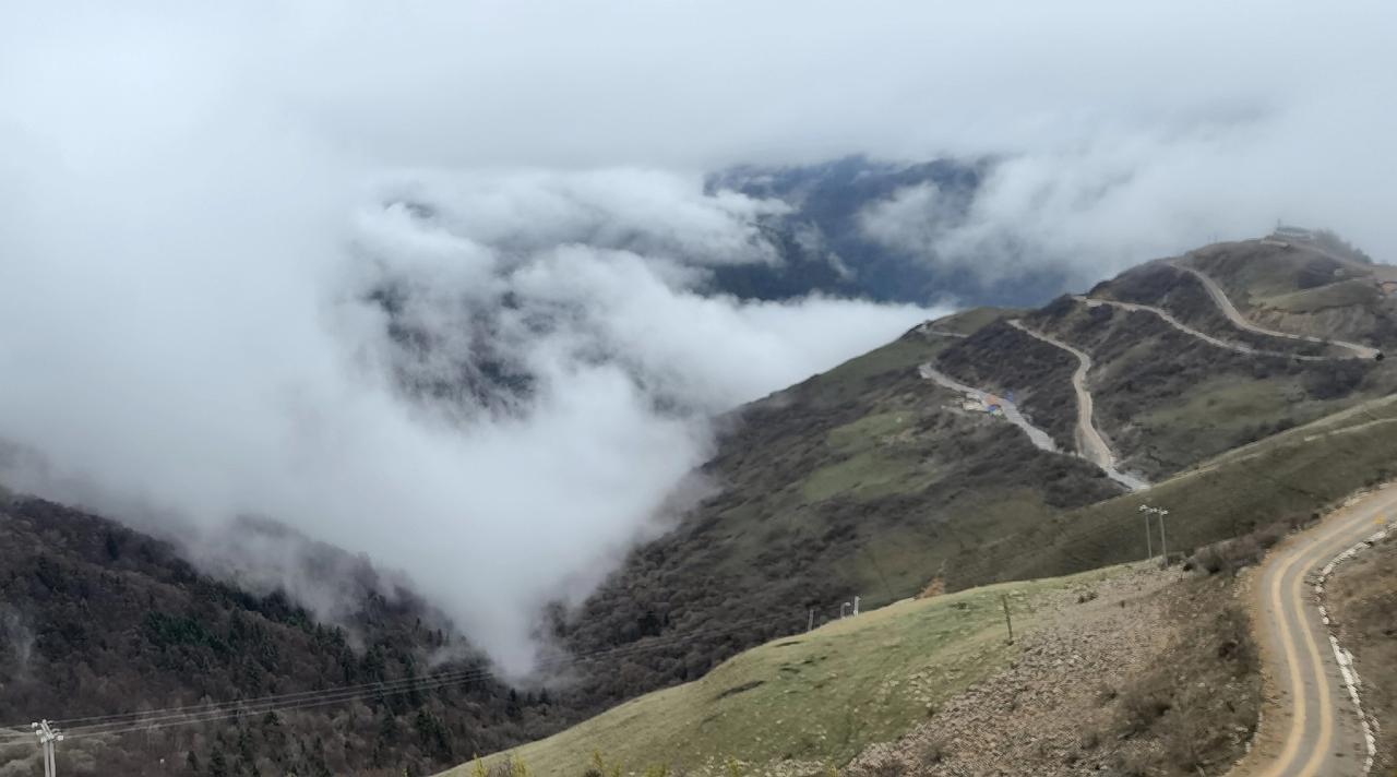云雾缭绕的山间小路，仿佛通向仙境。