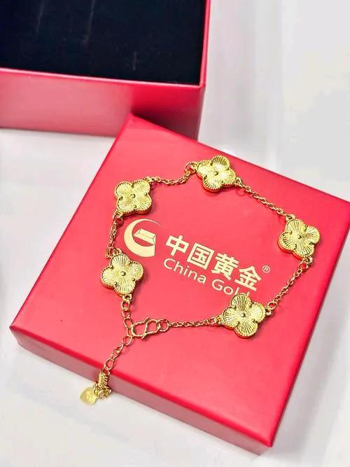 一夜之间投资白银的天塌了，周五盘中一度暴跌超35%，真是靠一个月两个月赚的钱，一