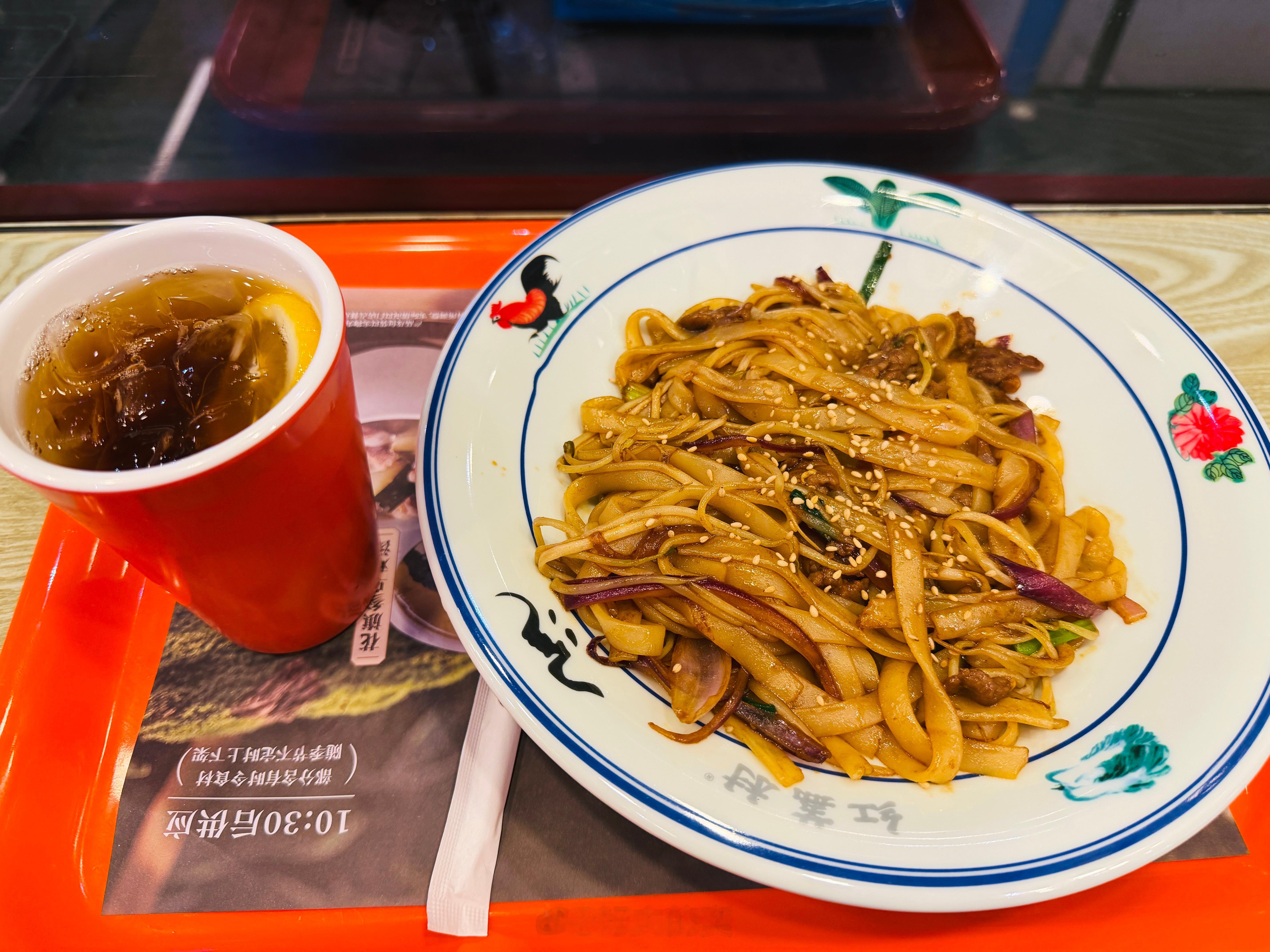 晚餐是红荔村的柠檬水加干炒牛河套餐。感觉牛河的味道差了点，份量还可以。另外就是柠