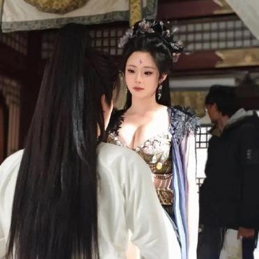 04年的女孩，在横店片场穿上了那套衣服。
布料少得可怜，异域风情只是个幌子。镜头