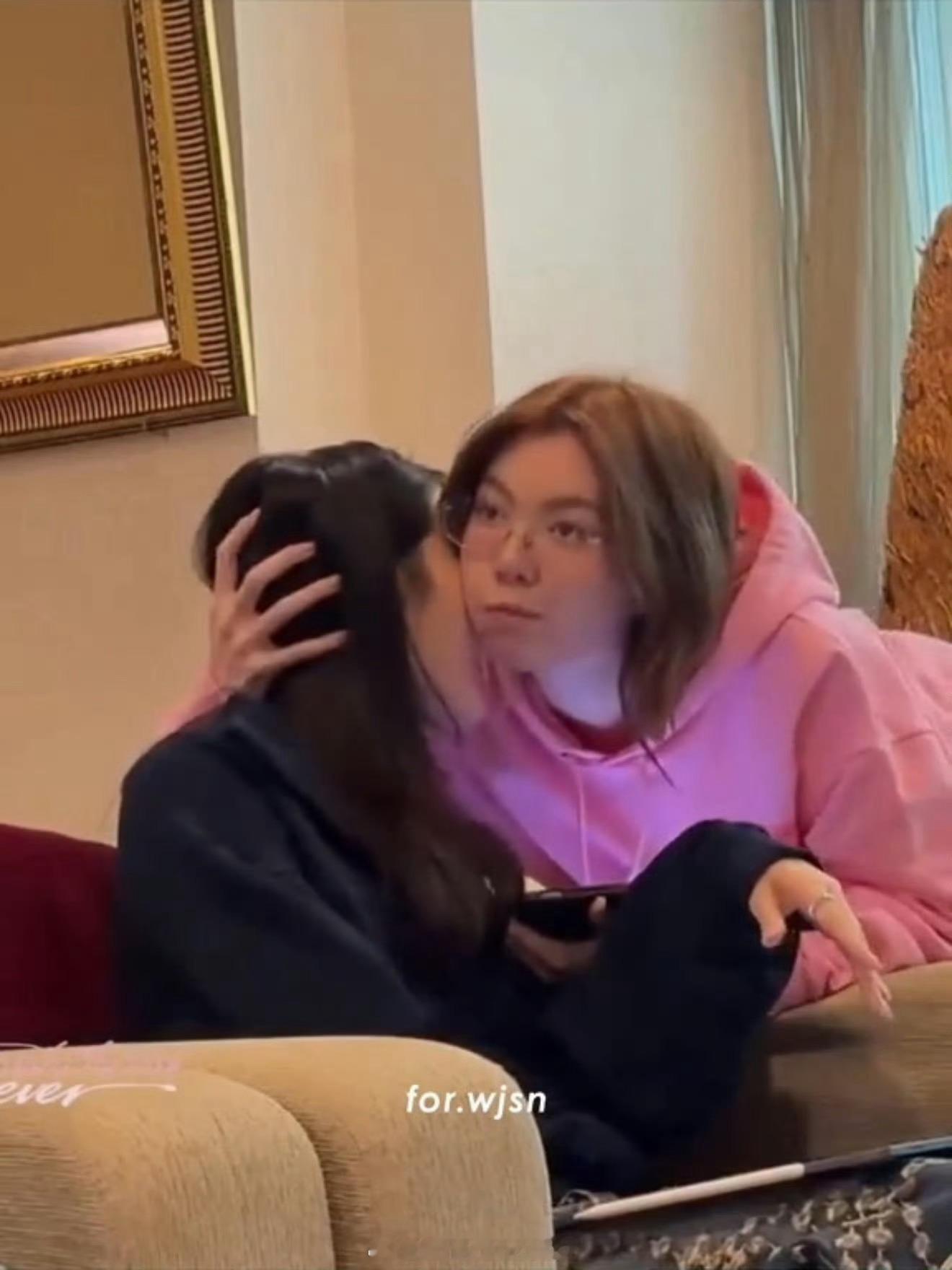 谁懂这个大手按住jeje的小脑瓜有多ormling ​​​