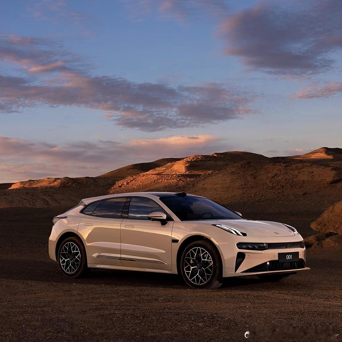 陪退休的父親去郊外水库钓鱼，他的装备多得像个移动补给站。极氪的后备箱和放倒的后排