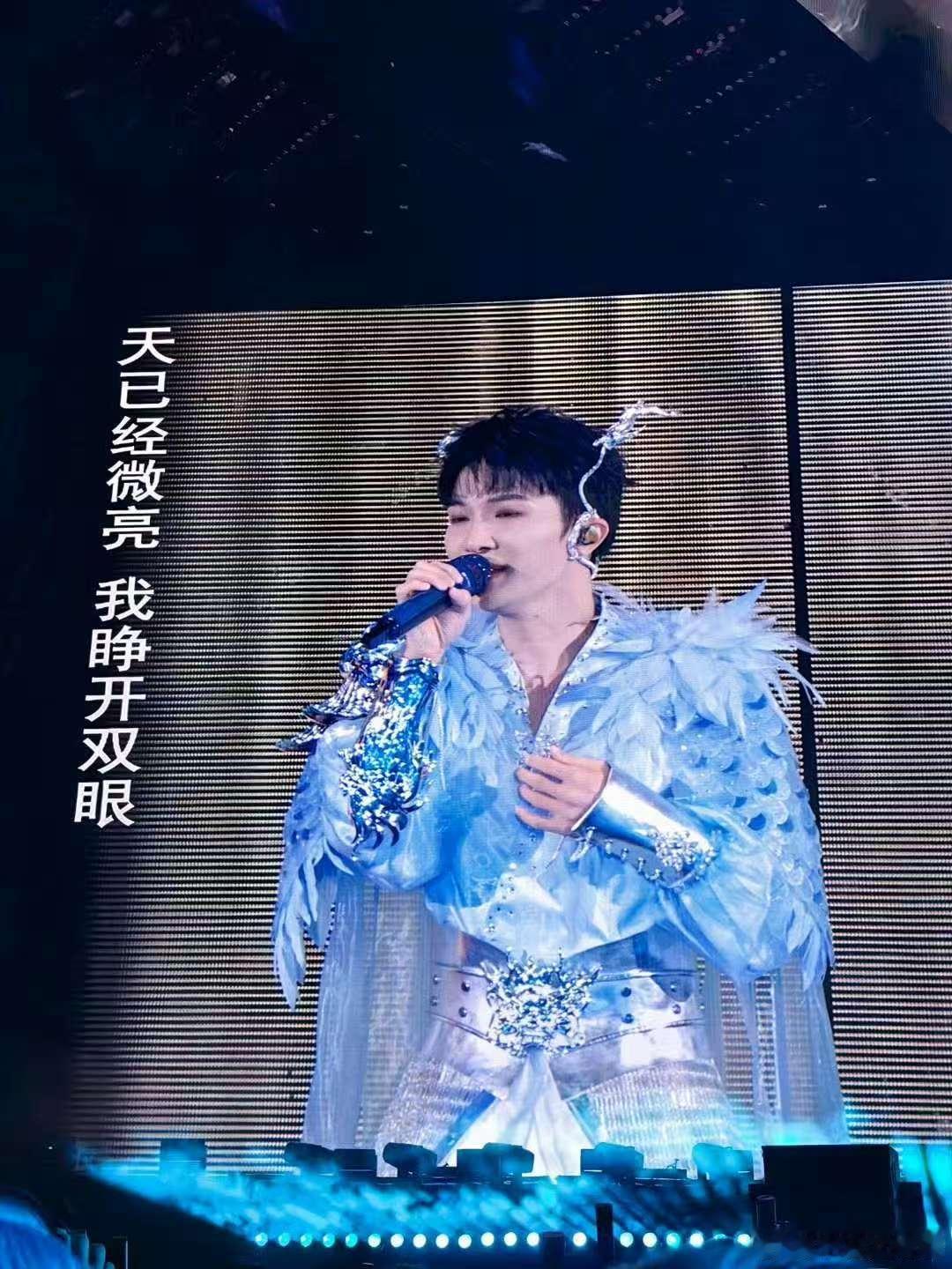 周深小龙人造型周深演唱会的小龙人造型火出圈啦！龙头帽配小围脖，喜庆又呆萌，完全就