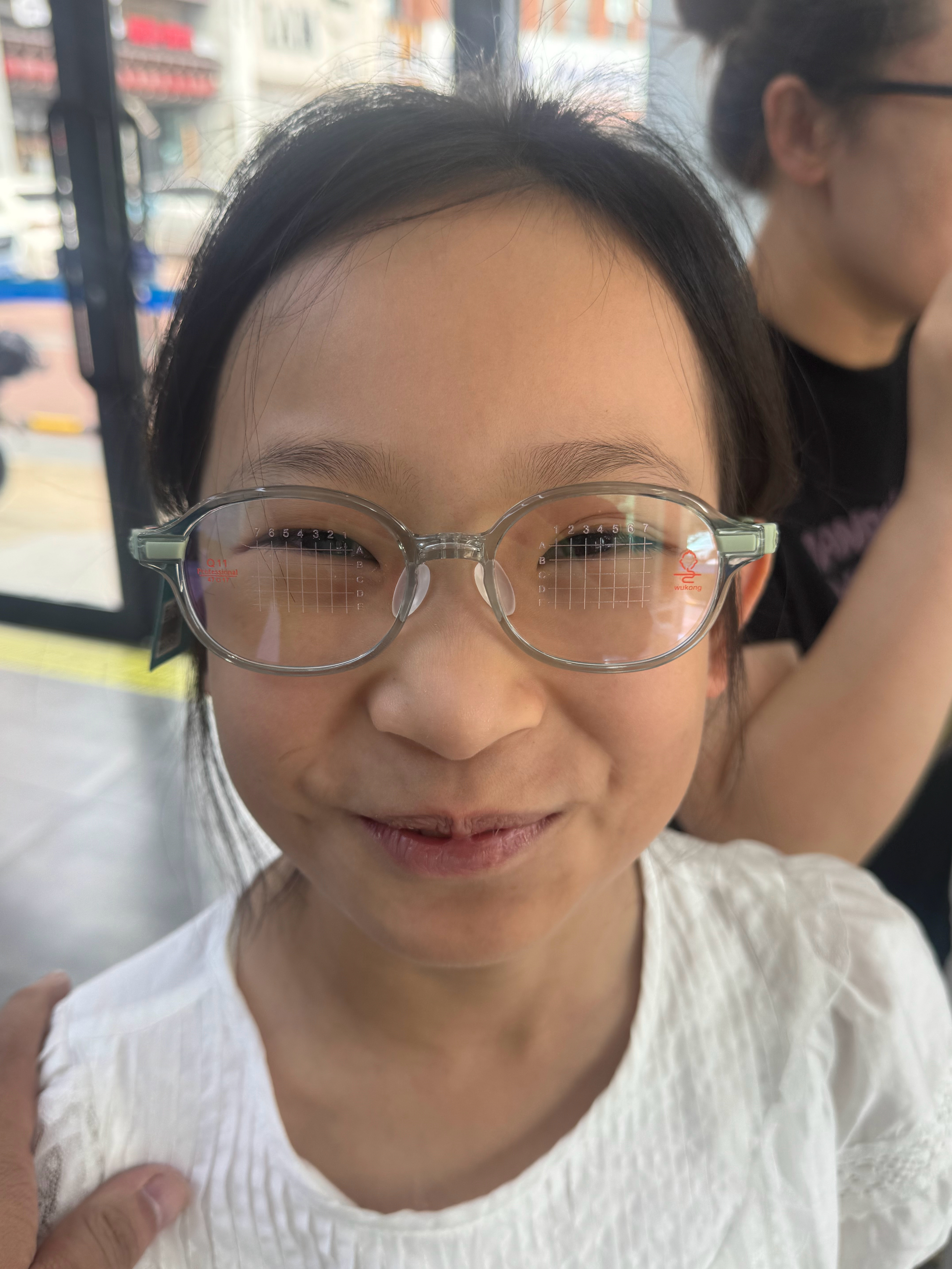 陪妹妹来配个新眼镜怎么样？
