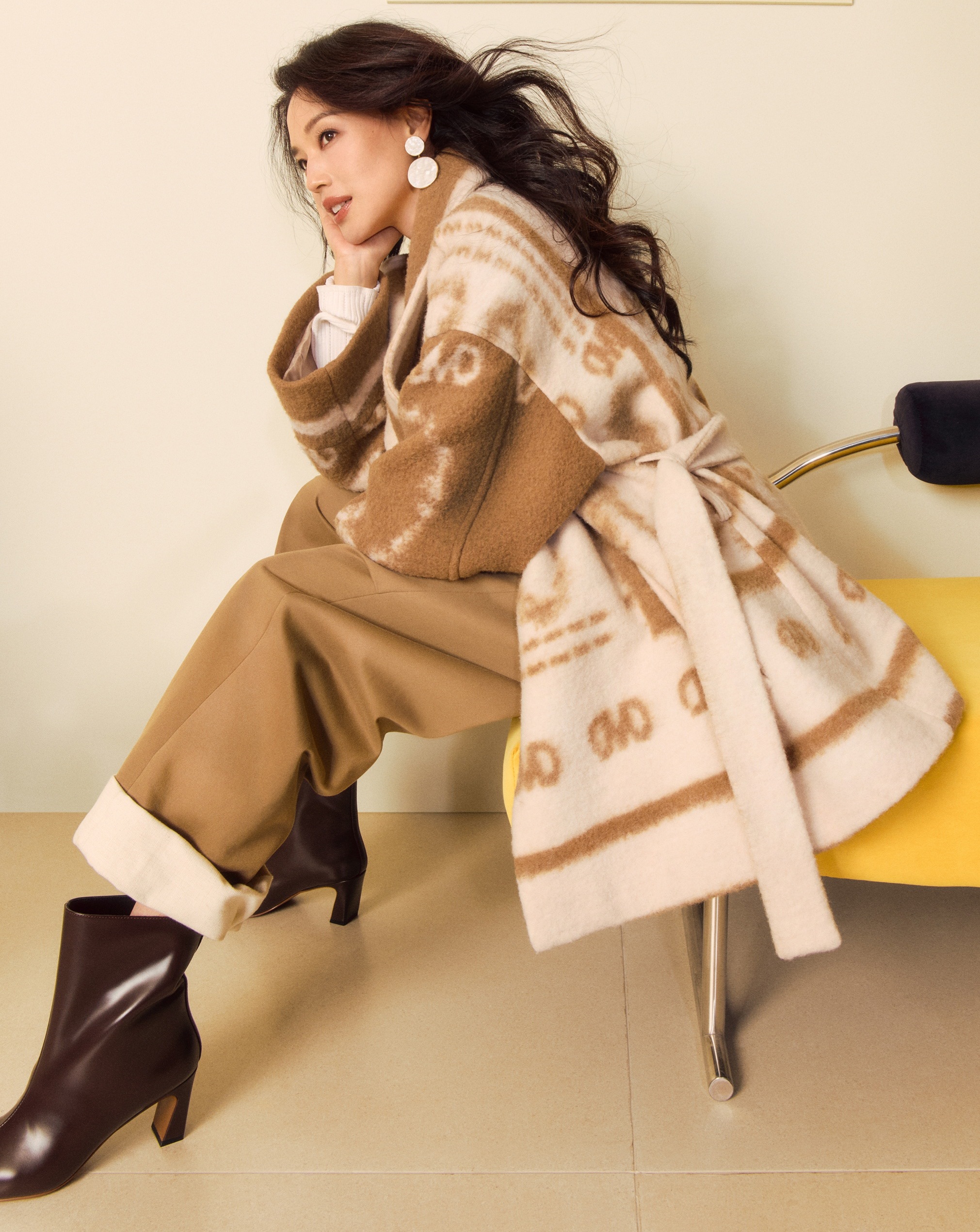 王晶说有人愿花100万请舒淇吃饭 舒淇大长腿淡蓝中筒丝袜