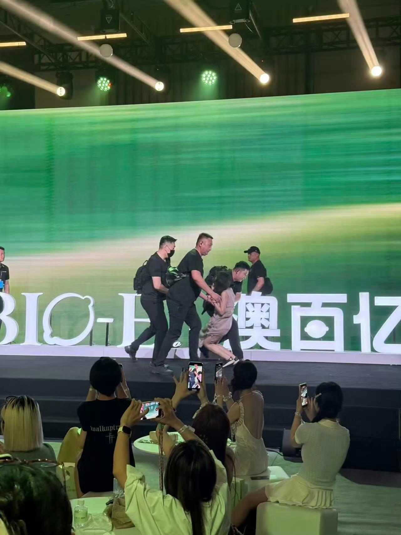 蔡徐坤被粉丝冲上台强抱这真的太可怕了，好过分啊，这不叫粉丝！男孩子在外面也要好好