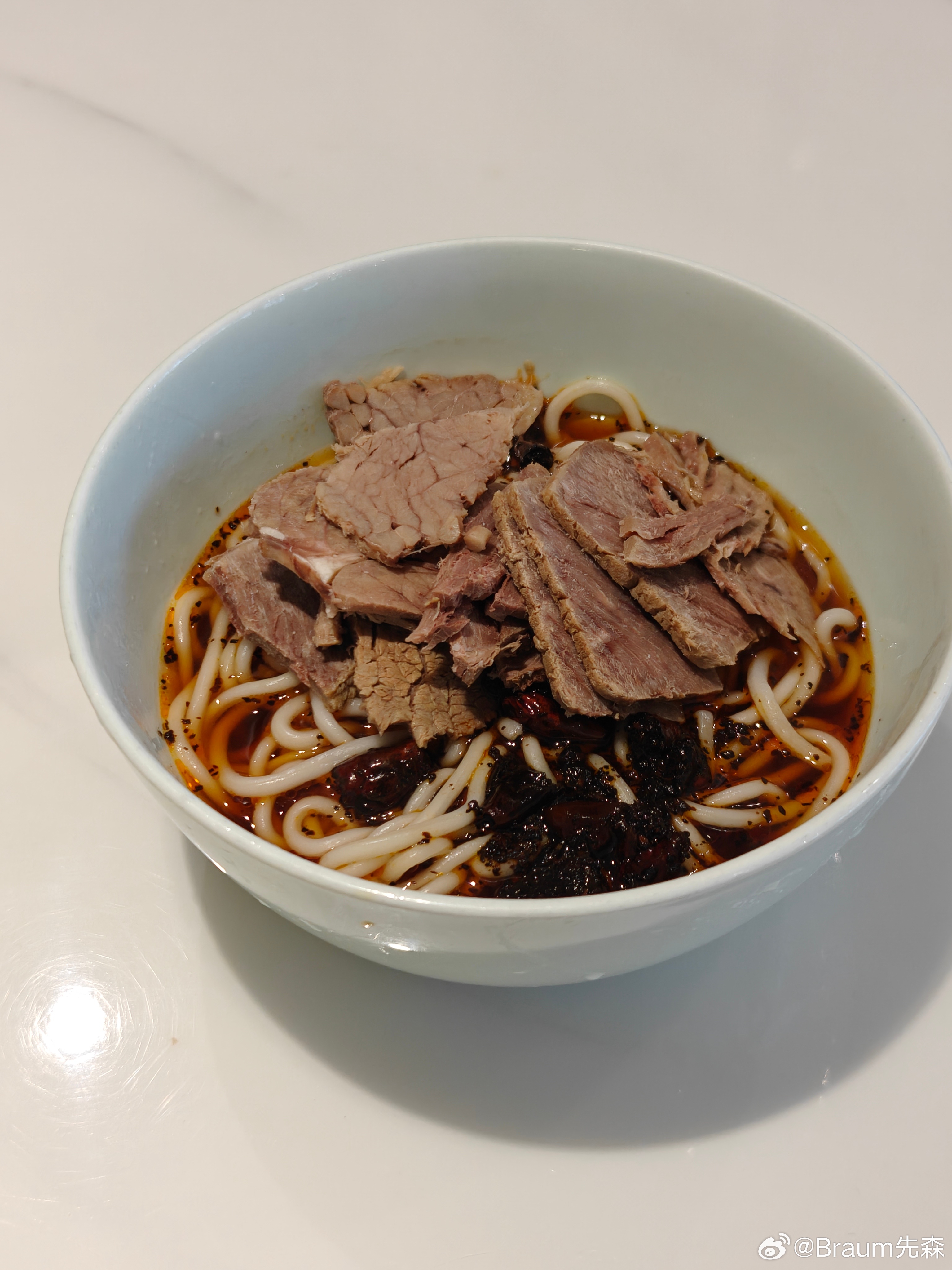 机场休息室，点了一碗没肉的重庆小面，我说能帮我加两片肉吗，小哥一筷子加了大概七八