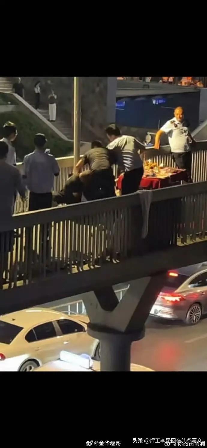 武汉天桥城管打人事件，先不要急着站队！

看了评论区，两派吵得厉害：一边说“摊贩