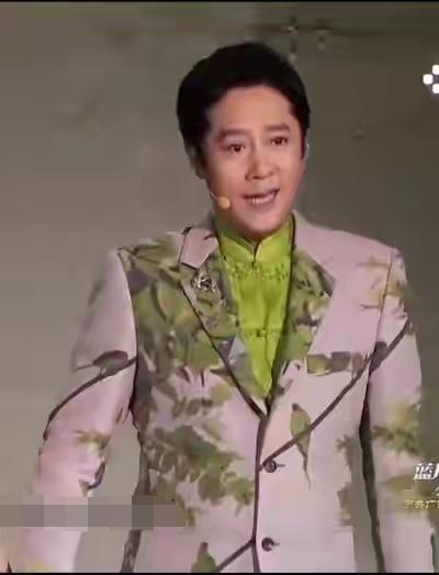 天呐，这花里胡哨的搭配真是绝了 ，穿什么都那么美，有懂唇语的吗？这口型是在唱歌吗