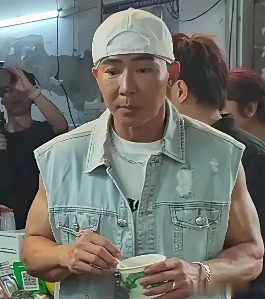 刘畊宏塌房没有必要解释，报警不如道歉，态度决定成败，他不承认小牌大耍，他人气不高