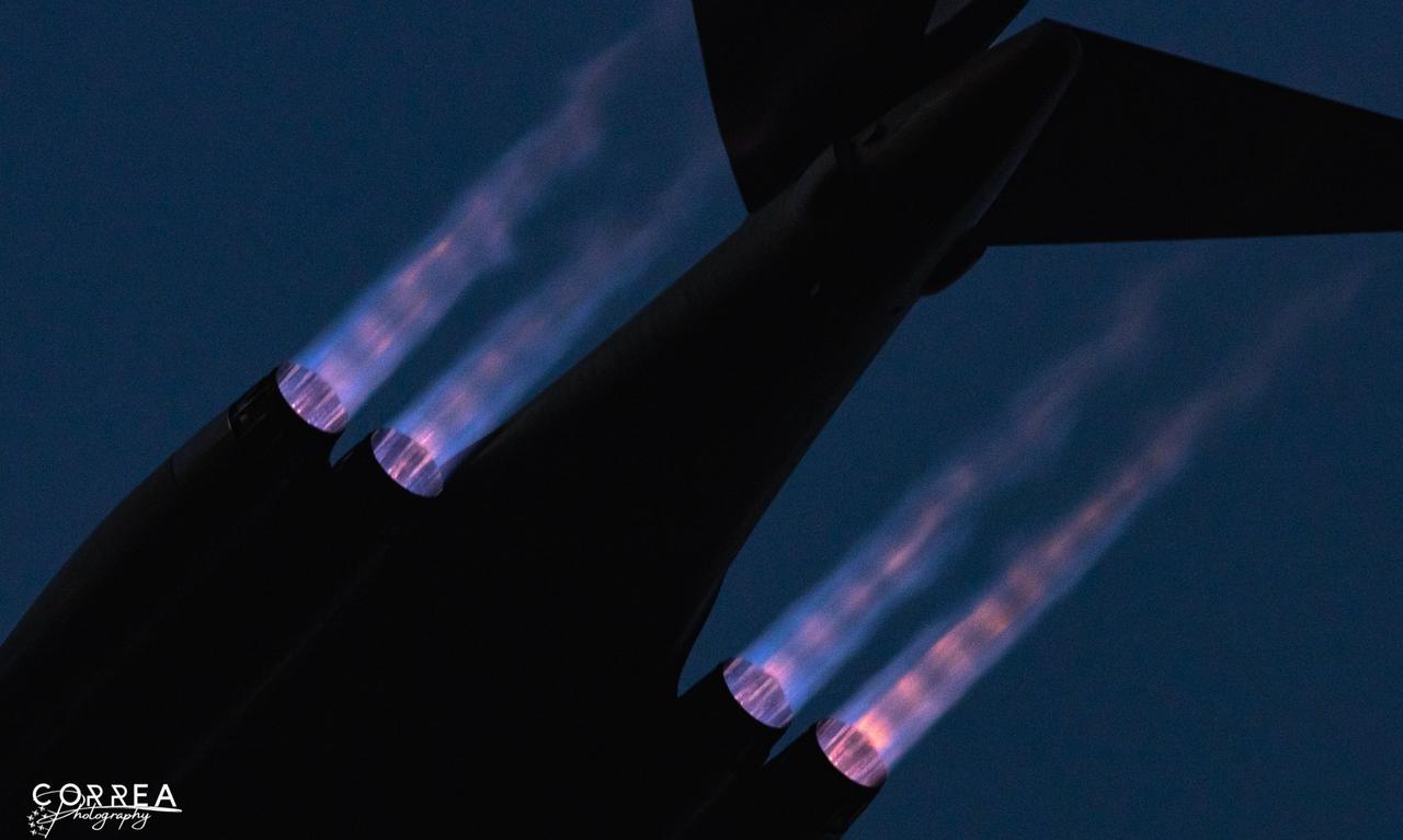 拖着尾焰从戴斯空军基地上空呼啸而过的B-1B