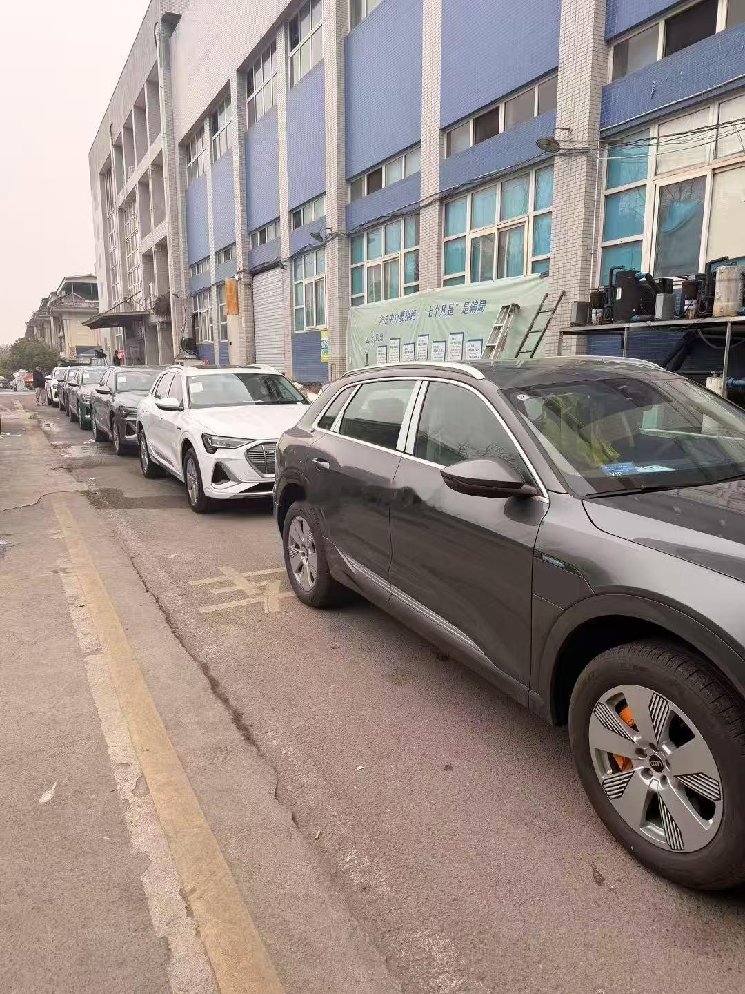 奥迪e-tron 这批车现在全部4折开卖了，20多点的价格，不知道质保怎么样。 