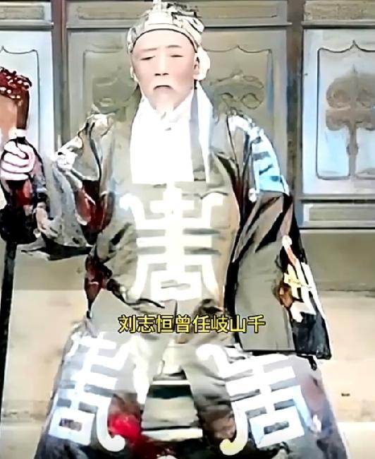 这位身穿寿字长袍，手持龙头拄杖的老人在当地的身份相当高。他是晚清至民国烟台奇山千