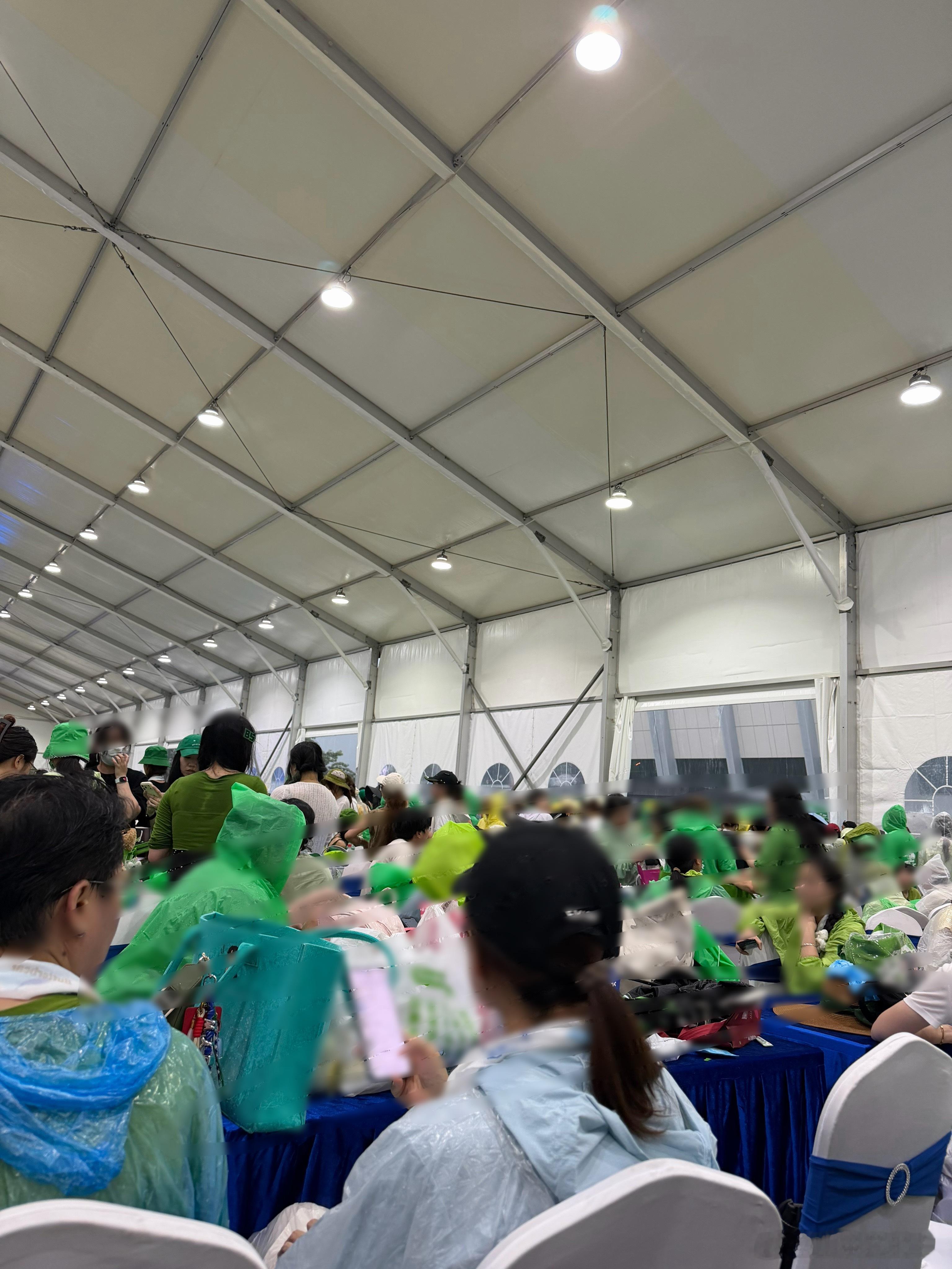放心，现场解散了，大家都回大棚躲雨了，大家注意安全！ 